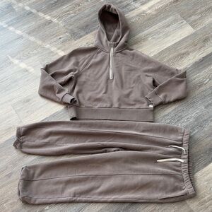 Vuori restore half zip and pant combo color code chia. Excellent condition!